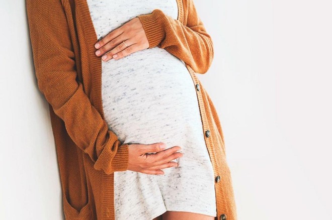 Biến chứng thai kỳ: Thông thường, “yêu” khi mang thai là an toàn vì thai nhi được bảo vệ bởi túi ối và nút nhầy chặn cổ tử cung. Tuy nhiên, nếu trong thai kỳ có nhiều hiện tượng bất thường về túi ối, nhau thai, ổ tử cung mở sớm, tiền sử sinh non, bạn không nên quan hệ tình dục. Vì vậy, khi bắt đầu mang thai, bạn nên hỏi ý kiến của bác sĩ để đảm bảo “chuyện ấy” an toàn thời điểm này. Ảnh: Insider.  ﻿