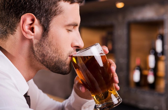 Sau khi uống rượu bia: Đàn ông thường có thói quen sau khi uống rượu bia là muốn làm “chuyện ấy“. Tuy nhiên, điều đó có thể gây hại cho sức khỏe. Vì nó có thể gây kích thích hệ thống tim mạch, ức chế hưng phấn của vỏ não, co thắt mạch máu, tăng huyết áp, khiến bạn khó có khoái cảm. Mặc khác, rượu bia còn làm ảnh hưởng đến chất lượng tinh binh của nam giới, suy giảm chức năng sinh sản nếu sử dụng quá nhiều trong thời gian dài. Ảnh: Thatoregonlife.