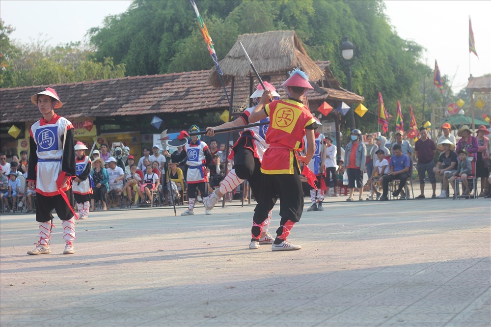 Hội thi cờ người, với những màn võ thuật hấp dẫn, gay cấn tạo được nhiều sự quan tâm của nhiều du khách trong và ngoại tỉnh, du khách nước ngoài.