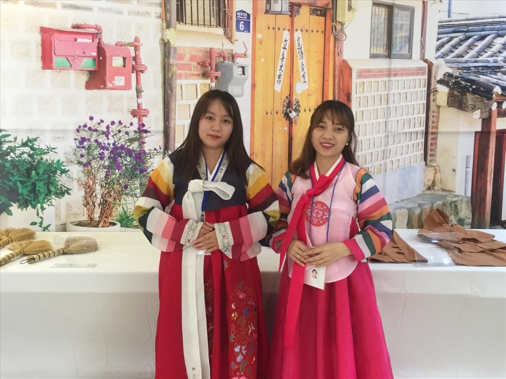 Trang phục truyền thống của Hàn Quốc được các bạn trẻy yêu thích, ướm thử tại không gian lễ hội nghề truyền thống quốc tế.