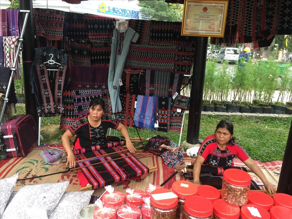 Các nghệ nhân nghề dệt thổ cẩm đến từ Hòa Bình, Hà Giang, Ninh Thuận, A Lưới (Huế)... Gây được nhiều sự chú ý cho khách du lịch trong và ngoài nước.