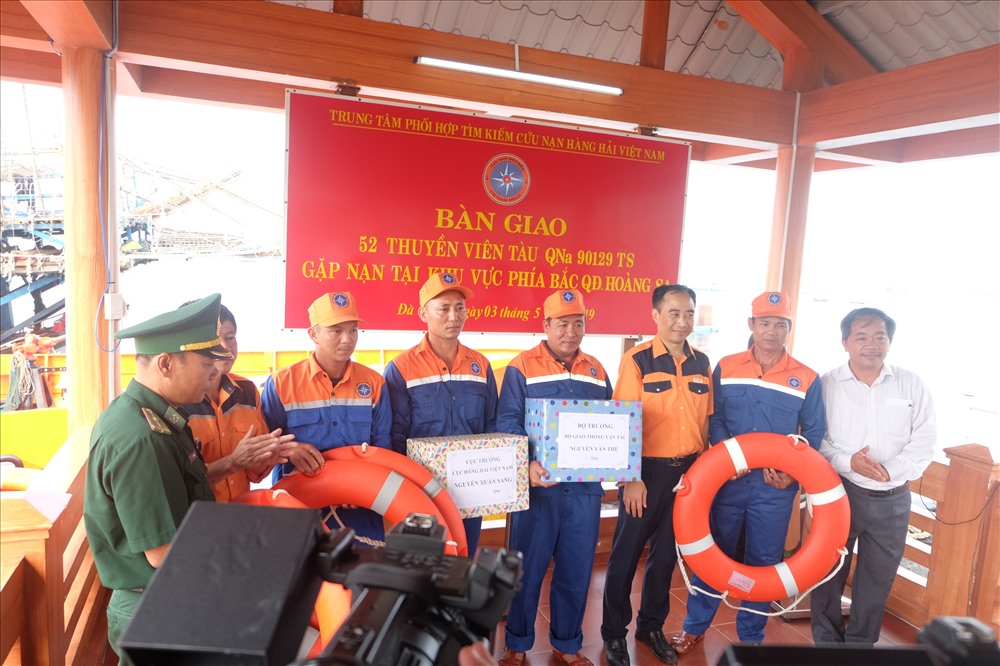 Đại diện lãnh đạo trung tâm tặng quà cho các ngư dân bị nạn.