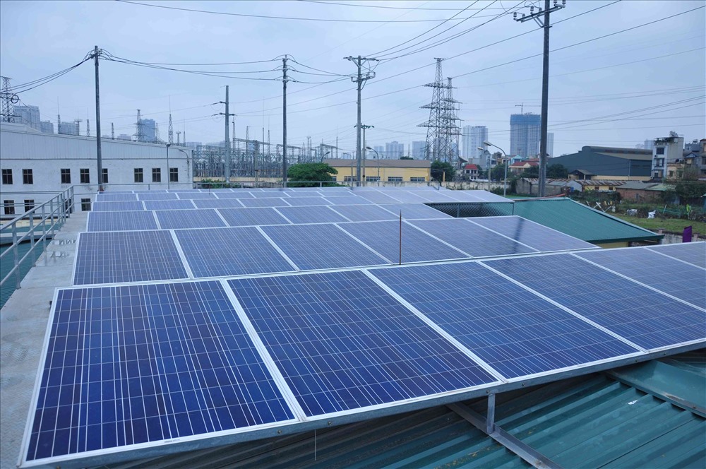 Hệ thống năng lượng mặt trời lắp đặt trên mái nhà tại Hà Nội.