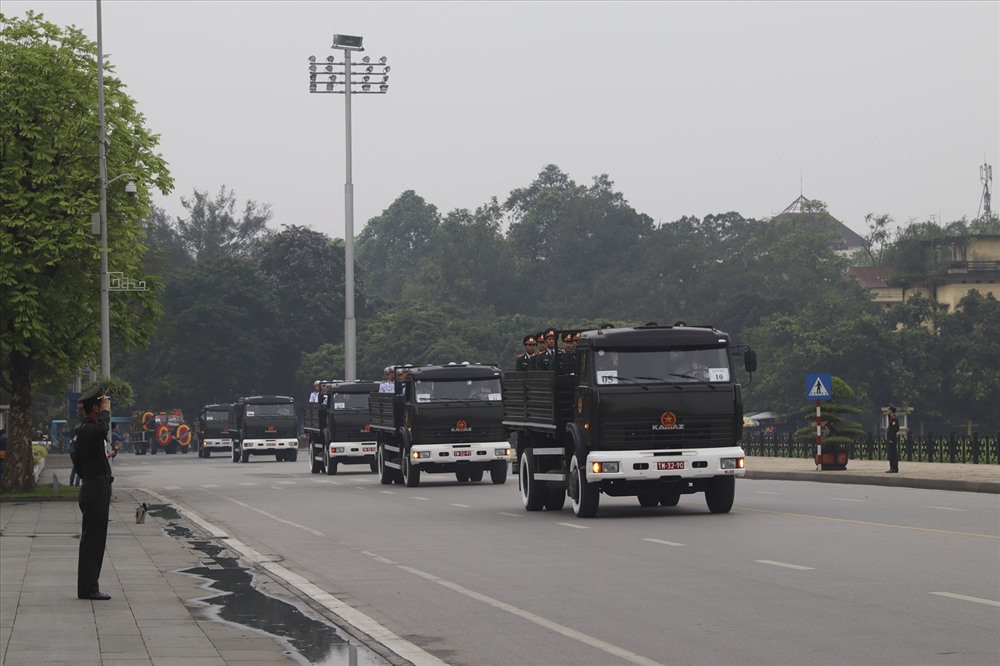 Đoàn xe tang đi qua Lăng Chủ tịch Hồ Chí Minh.