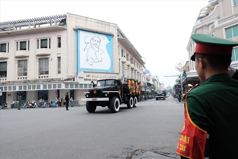 Xe tang lễ đi qua phố Tràng Tiền.