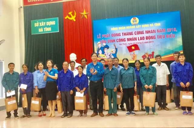 Công đoàn ngành Xây dựng Hà Tĩnh trao quà cho công nhân khó khăn
