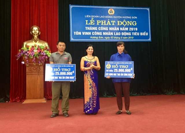 LĐLĐ huyện Hương Sơn hỗ trợ làm 2 nhà mái ấm công đoàn