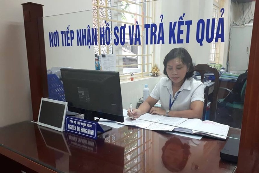 Chị Nguyễn Thị Hồng Minh tiếp nhận hồ sơ tại bộ phận Một cửa phường Thanh Nhàn (quận Hai Bà Trưng). Ảnh PV.