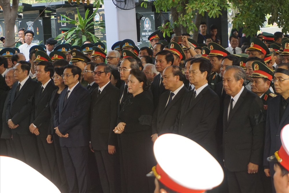 Các lãnh đạo, nguyên lãnh đạo Đảng, Nhà nước, UBMT Tổ quốc tiễn đưa Đại tướng về nơi an nghỉ ngàn thu.