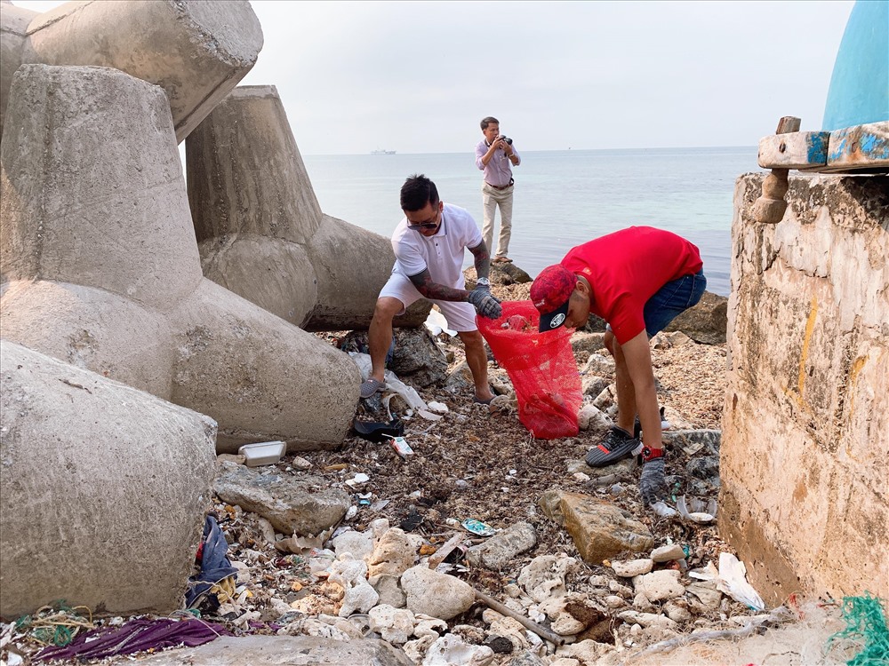 Giọng ca “Tìm lai bầu trời” tham gia dọn rác trên đảo Lý Sơn. Ảnh: HTX TMDV Lý Sơn Xanh