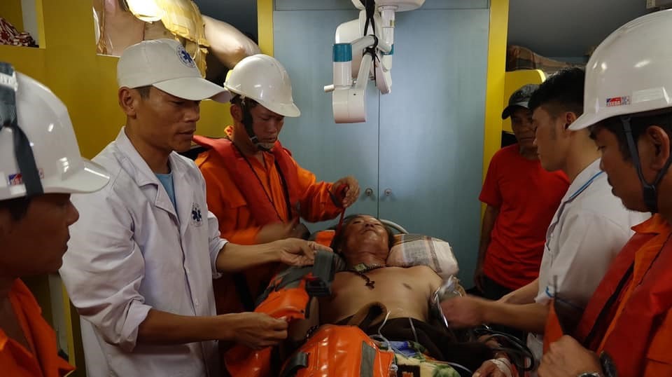 Cấp cứu nhanh nạn nhân sau khi tiếp cận được tàu - Ảnh: Vietnam MRCC
