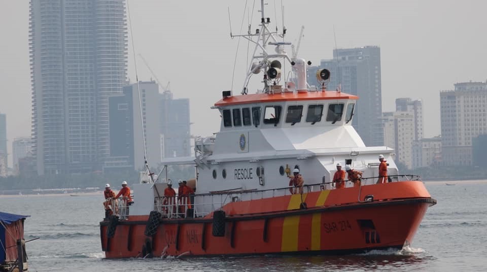 Các lực lượng tiến hành vượt biển cấp cứu cho nạn nhân - Ảnh: Vietnam MRCC