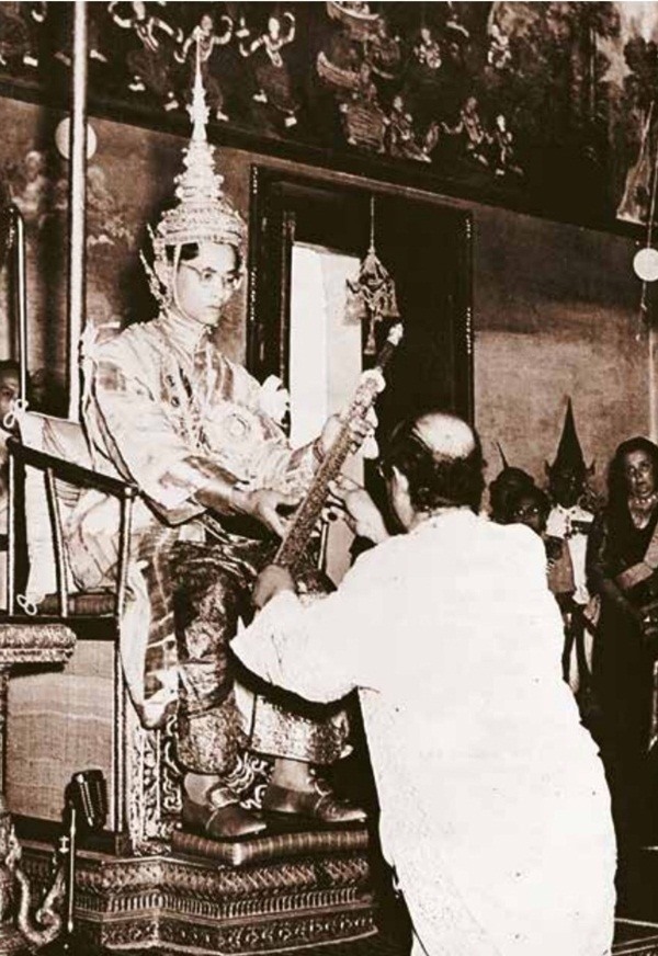 Nhà vua Bhumibol, cha của Vua Vajiralongkorn nhận gươm trong lễ đăng quang ngày 5.5.1950. Ảnh: The Nation.