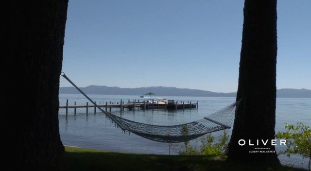 Căn nhà nhìn ra hồ Lake Tahoe với khu bờ riêng dài hơn 60 mét.