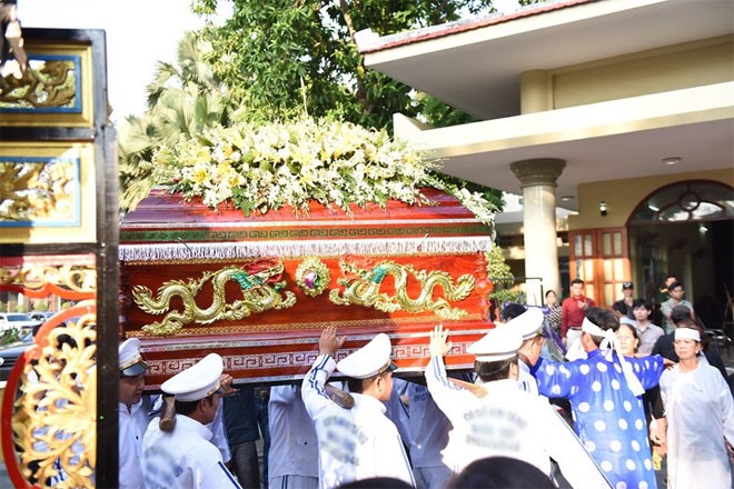 Đúng 7h sáng, linh cữu của nghệ sĩ Lê Bình được đưa lên xe tang để di chuyển từ nhà tang lễ đến Bình Hưng Hoà.  