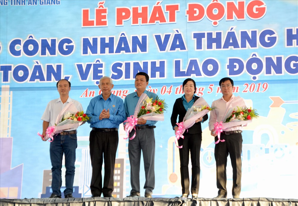 Chủ tịch LĐLĐ An Giang Nguyễn Thiện Phú tri ân các doanh nghiệp hỗ trợ MÂCĐ. Ảnh: Lục Tùng