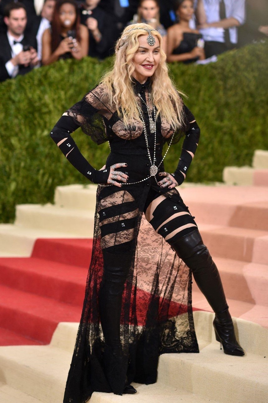 Nữ hoàng nhạc pop Madonna tại Met Gala 2016.