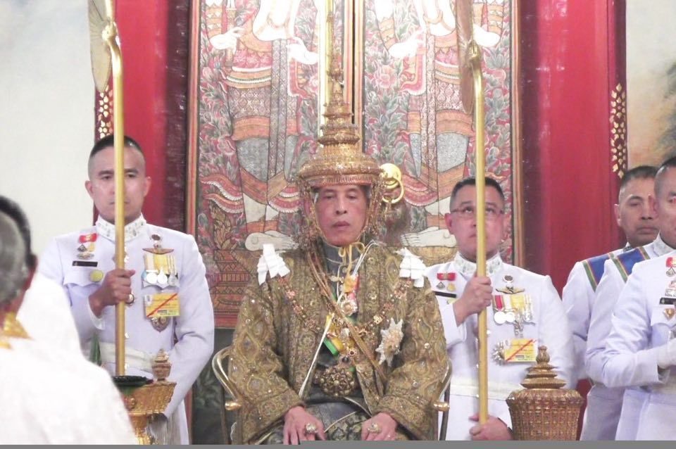 Nhà vua đội vương miện trong lễ lên ngôi ở cung  Baisal Daksin. Ảnh: The Nation. 