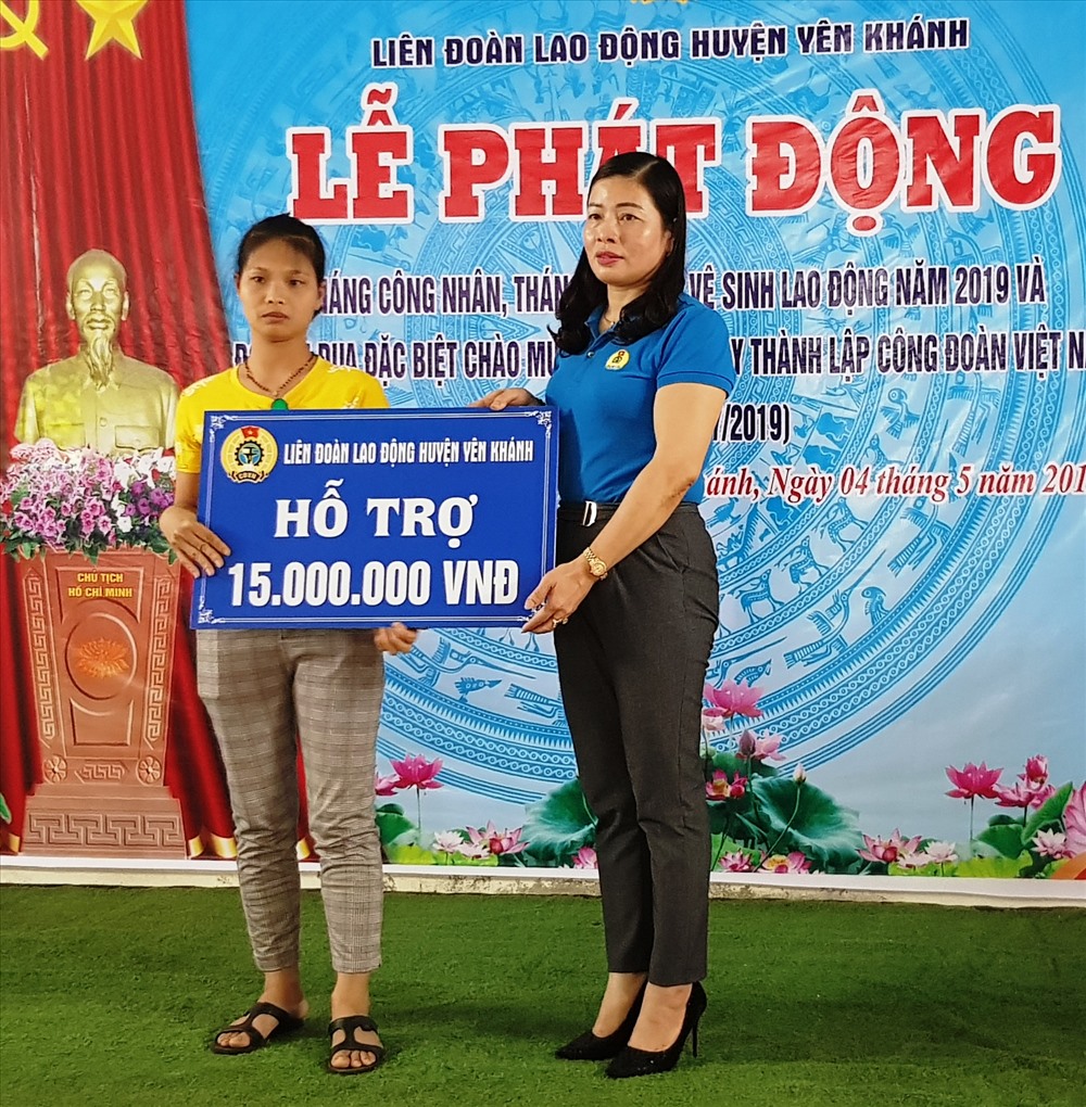Đại diện lãnh đạo LĐLĐ huyện Yên Khánh trao tiền hỗ trợ xây nhà “Mái ấm công đoàn” cho CNLĐ. Ảnh: NT