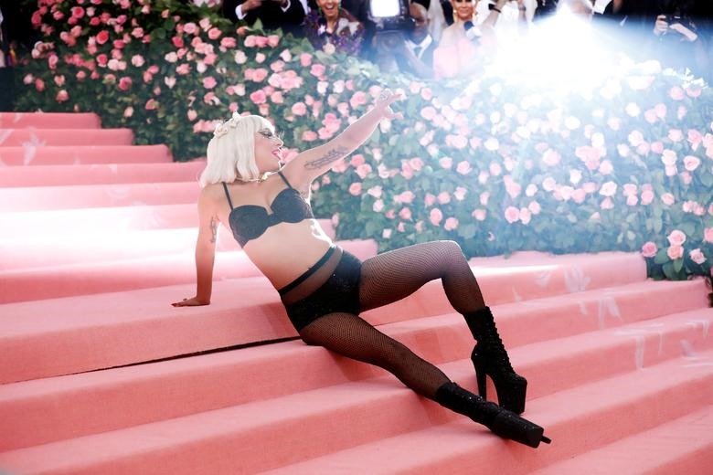 Xuất hiện sớm nhất trên thảm hồng Met Gala 2019 là Lady Gaga. Là một trong bốn vị đồng chủ trì của năm nay, lại nổi tiếng với phong cách thời trang “lồng lộn“. Ngay sau đó, nữ ca sỹ “biến hình” một lần nữa và lần này là cởi bằng sạch, diện độc một bộ nội y màu đen lấp lánh và boot cao cỡ 30cm. 