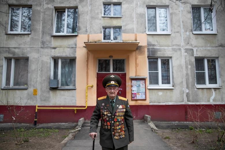 Cựu binh Nikolay Bagayev (100 tuổi) mặc lễ phục với các huân huy chương. Ông là một trong hàng triệu người Nga góp mặt trong các sự kiện đánh dấu 74 năm Liên Xô đánh bại phát xít Đức. 