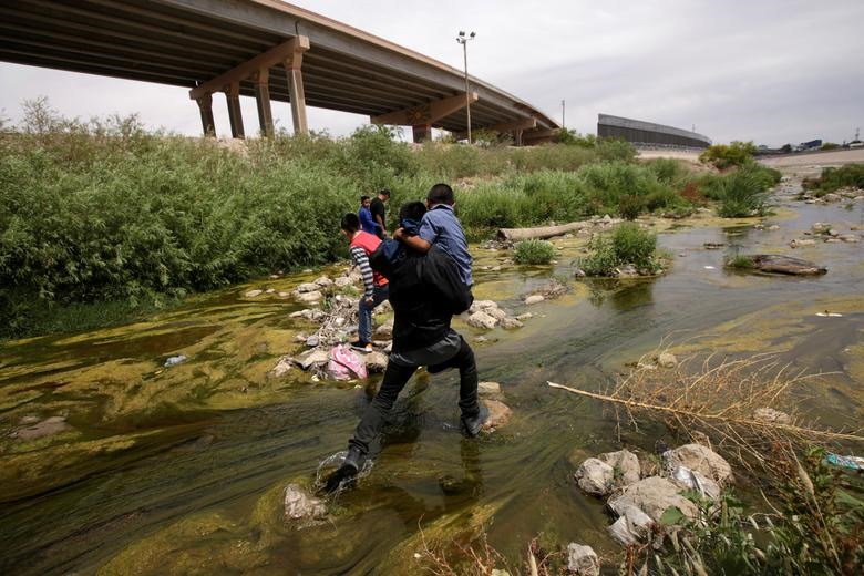 Bất chấp nguy hiểm, những người di cư băng qua sông Bravo tại đường biên giới giữa Ciudad Juarez, Mexico và El Paso, Texas, Hoa Kỳ để thoát khỏi đói nghèo và sự đe dọa của các băng đảng.