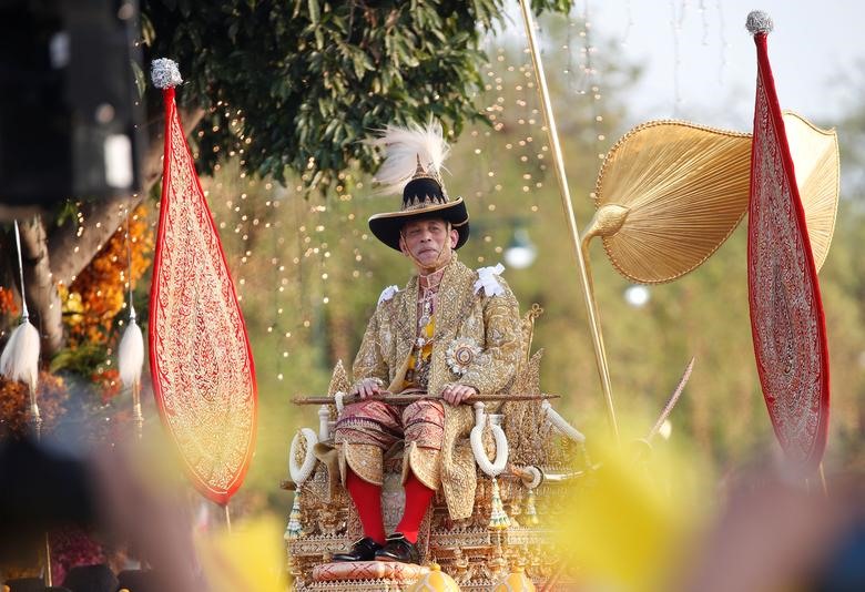 Lễ đăng quang của Nhà vua Thái Lan Maha Vajiralongkorn diễn ra trong vòng 4 giờ với nhiều nghi lễ phức tạp thể hiện tính chính danh và vương quyền.