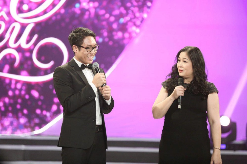 Khôi Nguyên trong một lần thi hát với mẹ.  