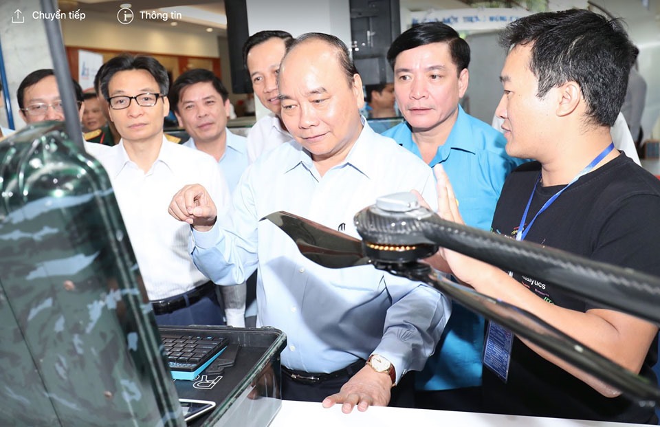 Thủ tướng thăm quan triển lãm công nghệ cao. Ảnh: Sơn Tùng