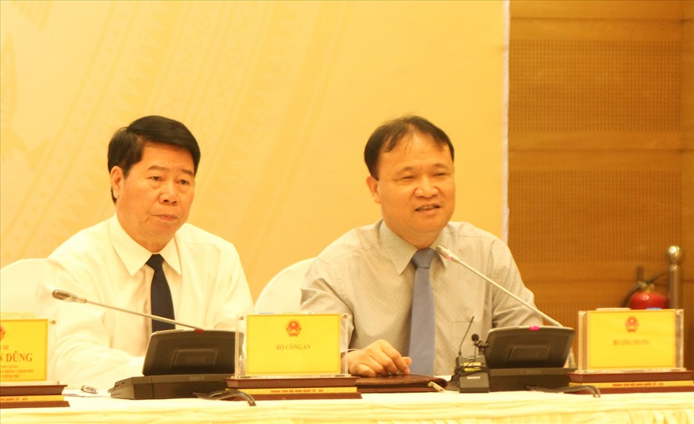 Thứ trưởng Bộ Công Thương Đỗ Thắng Hải (phải) trả lời câu hỏi của báo chí. Ảnh: Trần Vương