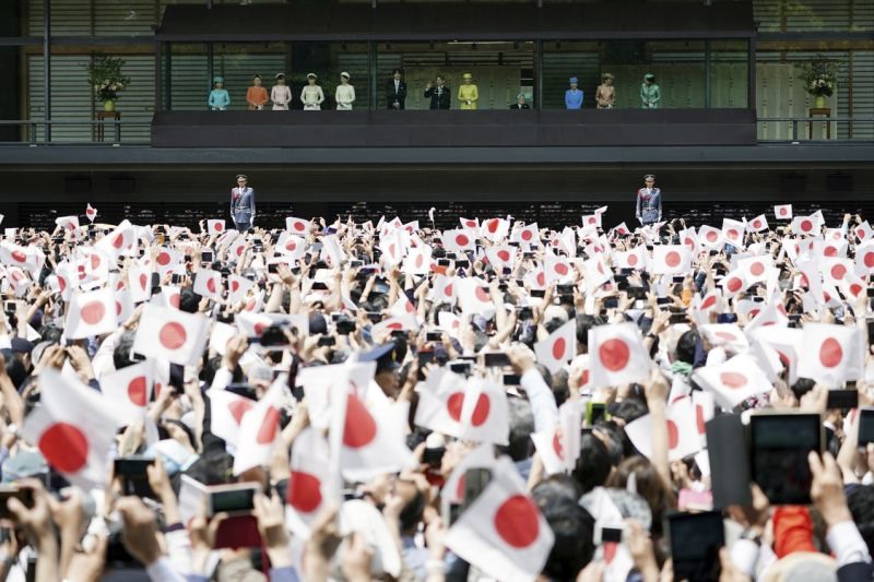 Hàng trăm nghìn người dân tập trung bên ngoài cung điện hoàng gia Nhật Bản. Ảnh: AP. 
