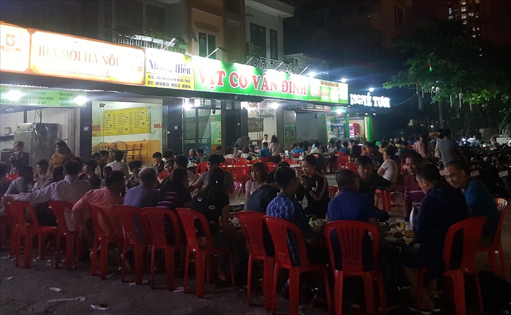 Cảnh ăn nhậu trên vỉa hè tại một con phố thuộc quận Hoàng Mai.