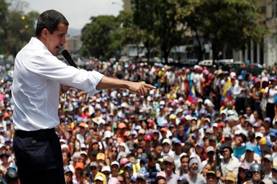 Kể từ khi ông Juan Guaido tự xưng là Tổng thống lâm thời Venezuela hồi tháng 1, Mỹ đã hoàn toàn ủng hộ yêu sách quyền lực của người này. Mỹ đưa ra các biện pháp trừng phạt kinh tế khắc nghiệt và đe doạ can thiệp quân sự vào Venezuela. Ảnh: Reuters