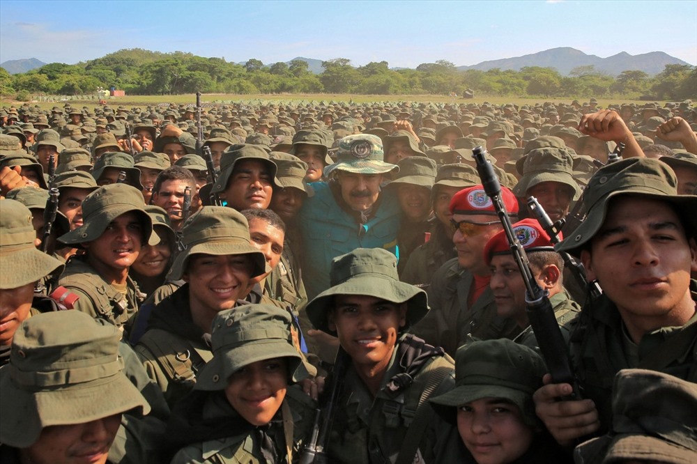 “Washington đang cố gắng thực hiện “âm mưu với rất nhiều tiền nhằm tiêu diệt và chia rẽ các lực lượng vũ trang của chúng ta từ bên trong, với sự giúp đỡ của một nhóm kẻ phản bội” - Tổng thống Maduro nói về nỗ lực đảo chính thất bại hôm 30.4. “Họ đã đánh cắp súng trường và súng máy để nhắm vào quân đội và nhân dân của chính họ”. Ảnh: Reuters