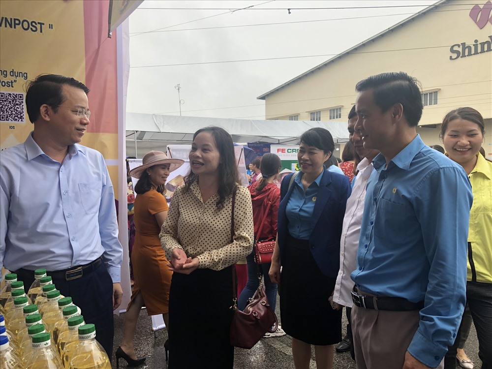 Lãnh đạo Tổng LĐLĐVN, UBND tỉnh, LĐLĐ tỉnh Thái Nguyên thăm quan gian hàng giảm giá sản phẩm cho CNLĐ.