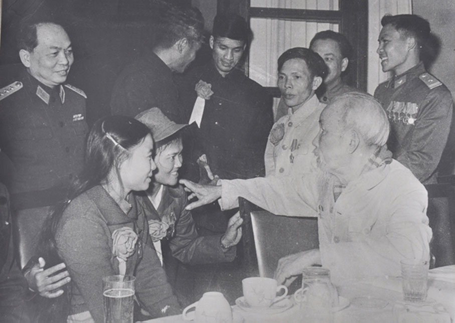 Anh hùng Ngô Thị Tuyển dân quân Nam Ngạn, Thanh Hoá vinh dự được Bác Hồ hỏi chuyện trong giờ nghỉ giảo lao tại Đại hội Anh hùng chiến sỹ thi đua toàn quốc lần thứ IV ngày 30/12/1966. 