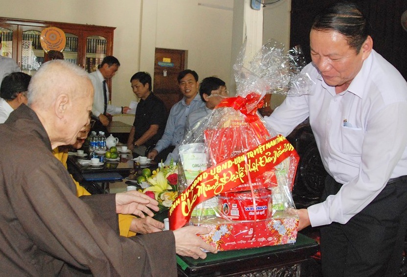 Ông Nguyễn Văn Hùng - Bí thư Tỉnh ủy Quảng Trị tặng quà cho đại diện Giáo hội Phật giáo Việt Nam tỉnh Quảng Trị. Ảnh: TT.