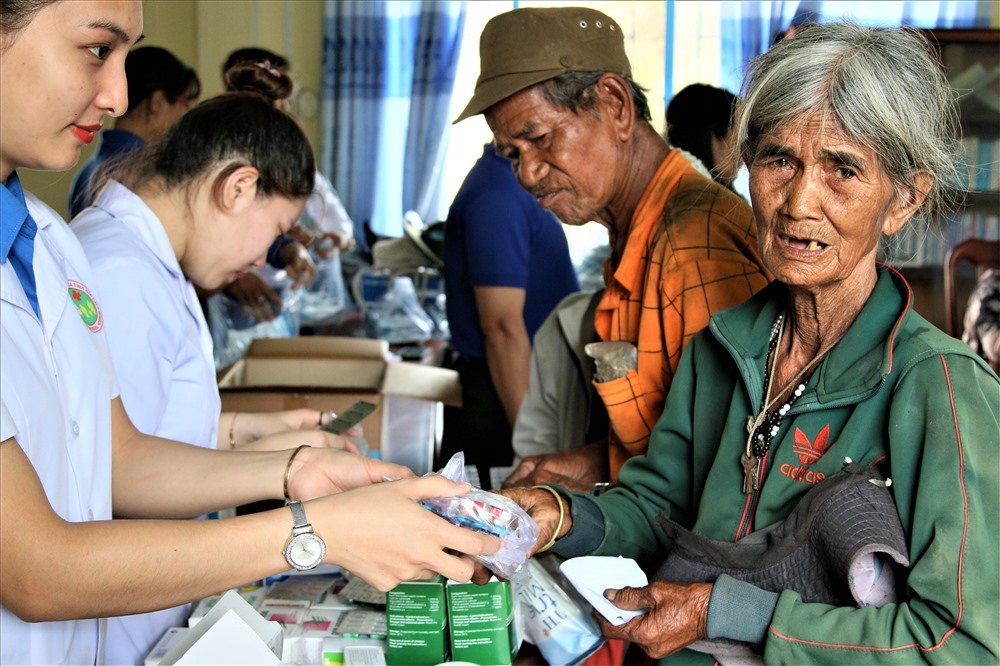 Những gói thuốc được trao tận tay những người dân nghèo... Ảnh: Bảo Trung