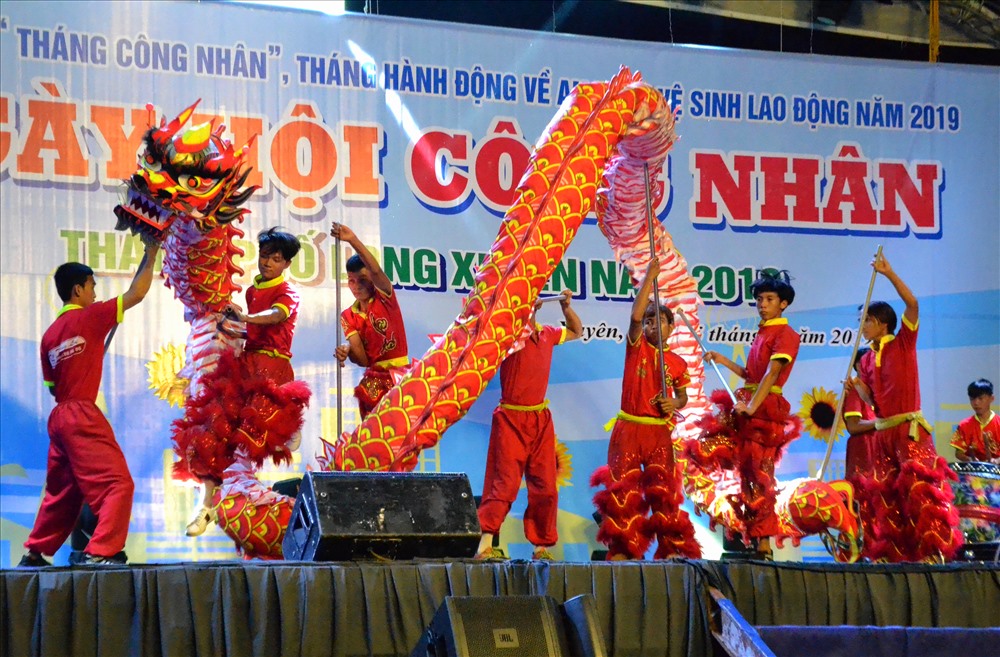 Nhiều đoàn viên, CNLĐ có mặt tại sự kiện khai mạc Ngày hội Công nhân thích thú với tiết mục múa rồng nghệ thuật. Ảnh: Lục Tùng