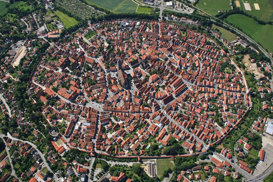 Nördlingen, Đức  Nördlingen là một thị trấn ở Donau-Ries, Swabia, bang Bavaria, với dân số xấp xỉ 24.000 người. Thị trấn này được nhắc đến lần đầu tiên trong sử sách vào năm 898. Ngày nay, nó là một trong ba thị trấn ở Đức vẫn có tường thành kiên cố bao quanh, hai thị trấn còn lại là Rothenburg ob der Tauber và Dinkelsbühl.