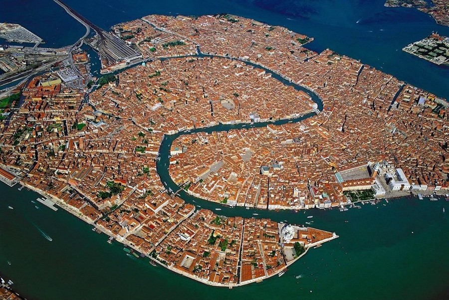 Venice là thủ phủ của vùng Veneto miền bắc Italy, được xây dựng trên hơn 100 hòn đảo nhỏ trong khu vực đầm phá dọc theo biển Adriatic. Những lâu đài đá ở đây dường như vươn lên từ mặt nước. Ở Venice không có ô tô và đường cho xe chạy, chỉ có kênh đào và tàu thuyền. Kênh Grand uốn khúc xuyên suốt thành phố, gồm rất nhiều khúc hẹp, lối đi đan xen và những khu nhà khối nhỏ.