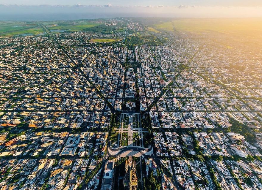 Tọa lạc tại Buenos Aires, Argentina, thành phố La Plata sở hữu một cấu trúc cơ sở hạ tầng ngăn nắp chưa từng có. Dường như nó bước thẳng ra từ trò chơi xây dựng thành phố nào vậy.  Thành phố được thành lập vào ngày 19 tháng 11 năm 1882 bởi Dardo Rocha. Nhà thiết kế đô thị Pedro Benoit đã đề xuất xây dựng thành phố La Plata dựa trên một mẫu thiết kế của chủ nghĩa duy lý.