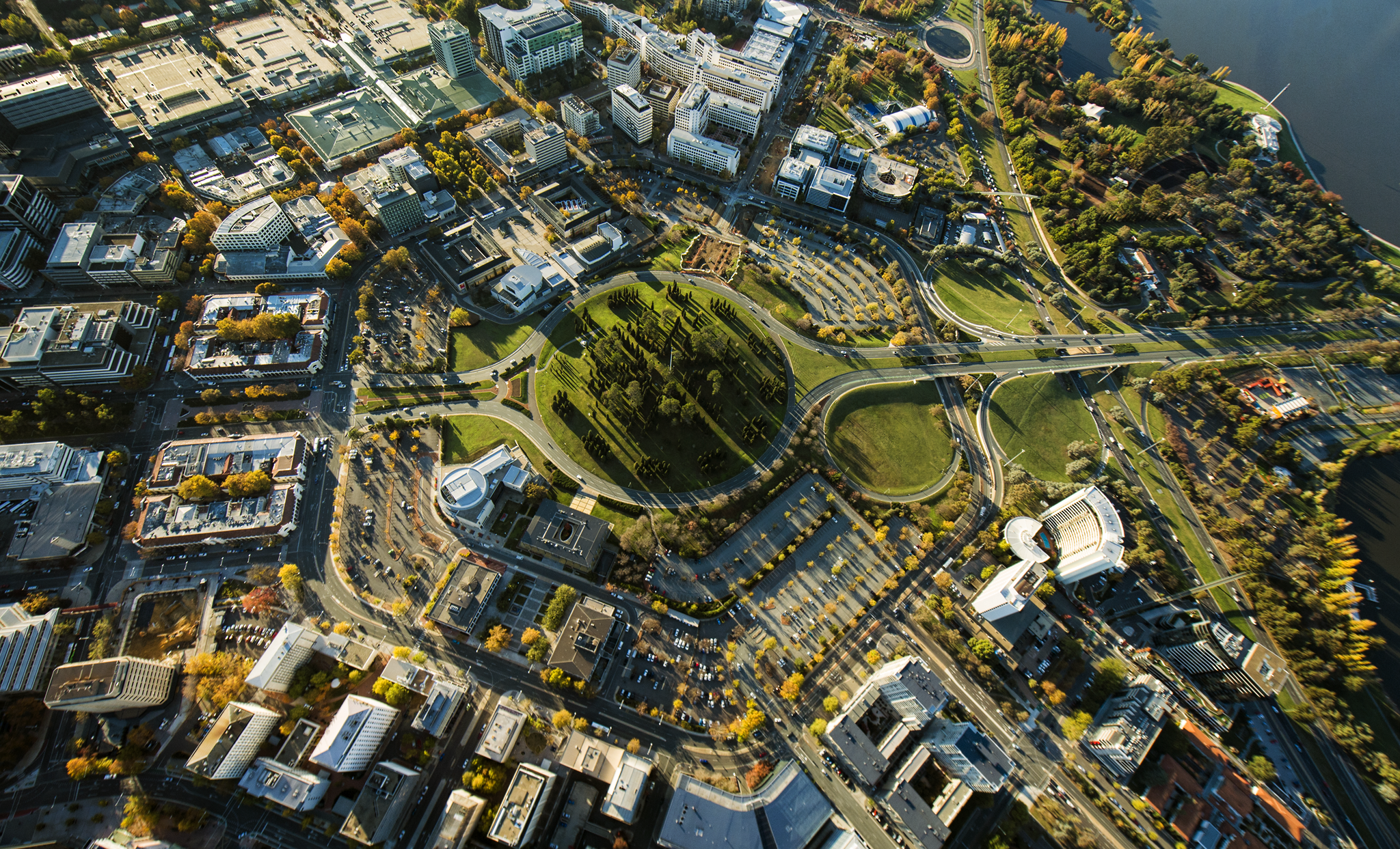 Thành phố Canberra là thành phố thủ đô của Úc. Thành phố được xây dựng bắt đầu từ năm 1913, dựa trên thiết kế của 2 kiến trúc sư người Mỹ Walter Burley Griffin và Marion Mahony Griffin. Thiết kế của thành phố chịu ảnh hưởng từ phong trào thành phố vườn, việc kết hợp các khu vực thực vật tự nhiên quan trọng trong kiến trúc thành phố khiến Canberra còn có tên gọi là “thủ đô bụi rậm“. 