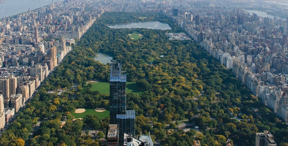 New York, Mỹ  New York là quê hương của những địa điểm mang tính biểu tượng nhất thế giới như Công viên trung tâm và quảng trường Thời đại. New York còn là thành phố đông dân cư nhất nước Mỹ. Bức ảnh này cho thấy Công viên trung tâm rộng lớn đến mức nào, đặc biệt là đối với một thành phố đông đúc chật chội.
