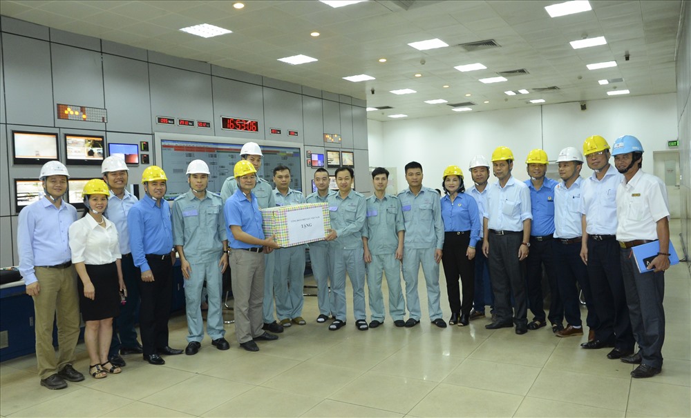 Đoàn công tác Công đoàn ĐLVN trao quà cho CNLĐ đang trực ca tại Phân xưởng điều hành 1, Công ty CP Nhiệt điện  Hải Phòng. Ảnh: N.L