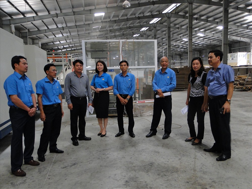 Các đại biểu LĐLĐ tỉnh Thái Bình, Huyện ủy Kiến Xương và LĐLĐ huyện cùng ban giám đốc Cty thăm phân xưởng sản xuất của Cty. 