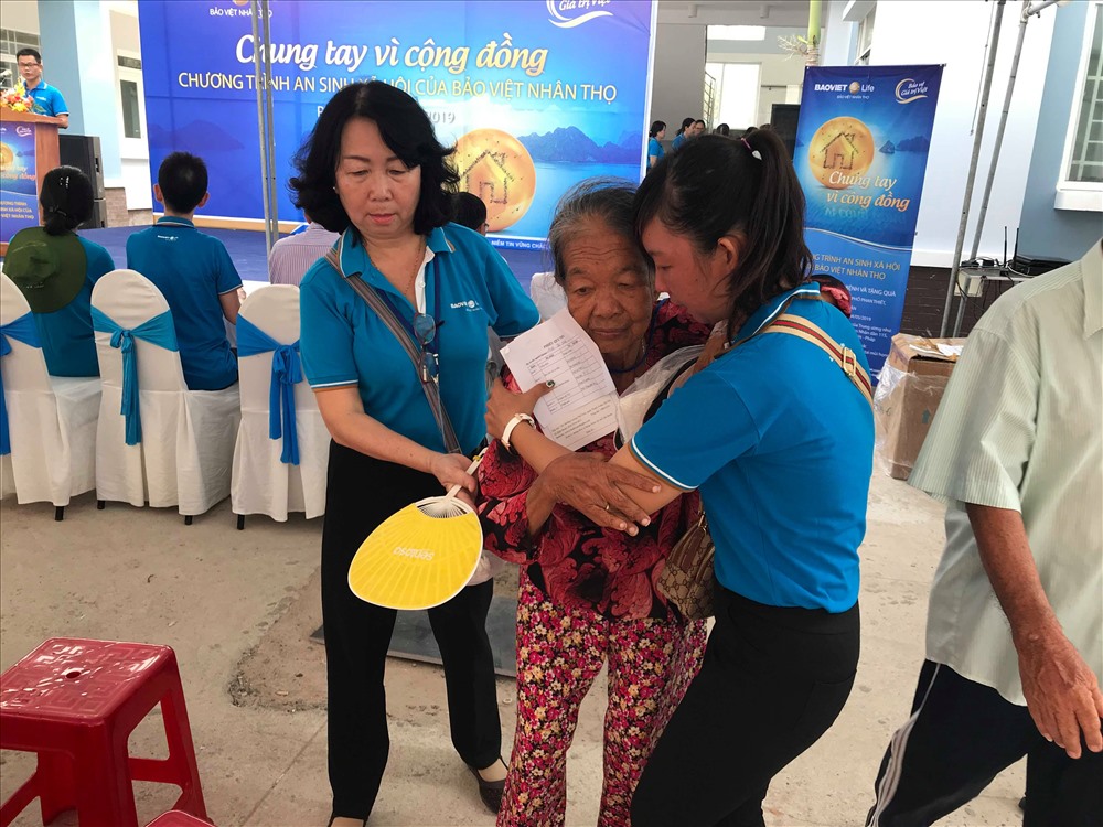 Các tình nguyện viên Bảo Việt Nhân thọ hỗ trợ tận tình bà con đến khám bệnh. Ảnh: BV 