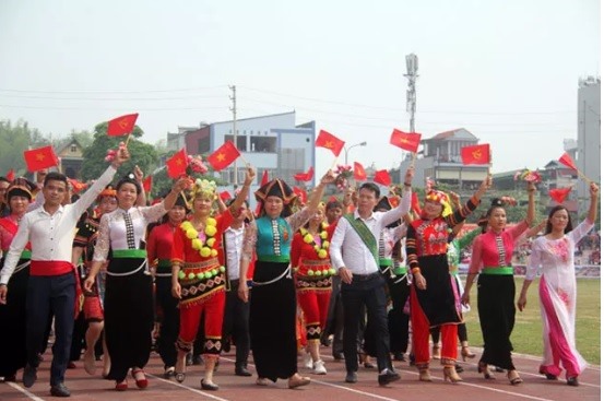 Đại diện nhân dân các dân tộc Điện Biên diễu hành qua lễ đài kỷ niệm.  