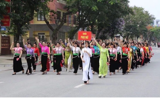 Khối phụ nữ các dân tộc tỉnh Điện Biên diễu hành qua các tuyến phố.  