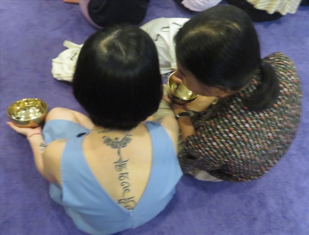 Các bạn trẻ học cách xoay chuông trong chương trình trị liệu bằng chuông xoay Tây Tạng tại Omhealing. Ảnh: Â.T